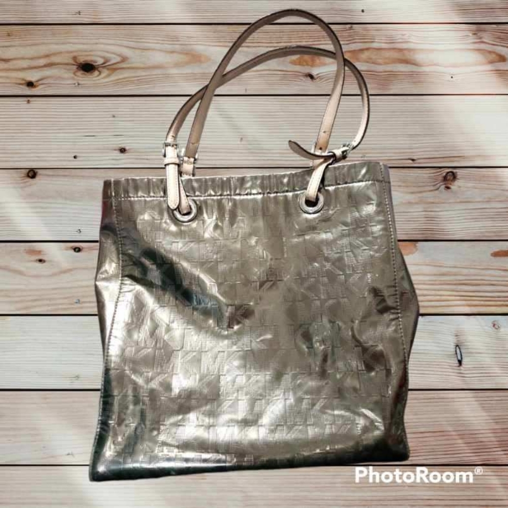 MICHAEL KORS Metallic Pewter Mirror Logo PVC & Leather North South Jet Set Tote - Picture 3 of 16